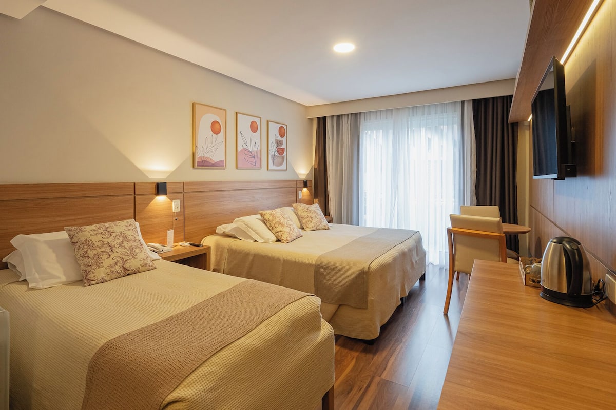 Minibar, escritorio, cortinas blackout y sistema de insonorización