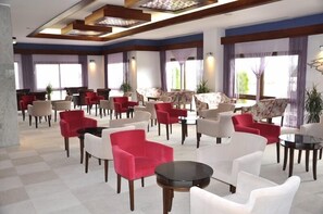 Lobby sitting area - Umut Thermal Spa & Wellness Hotel (Saraykoy)