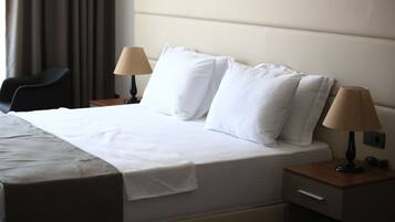 Standard Double Room Single Use | Minibar, in-room safe, desk, iron/ironing board