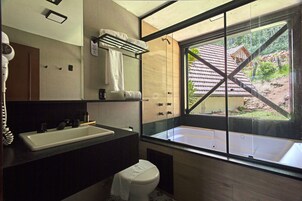 Deep-soaking bathtub