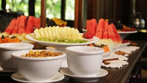 A buffet with various fruits and bowls of food. - Hotel Fioreze Chalés (Gramado)