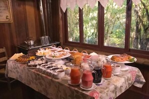 Colazione a buffet a pagamento, servita tutte le mattine 
