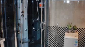 Suite Texas | Bathroom | Shower, free toiletries, hair dryer, towels