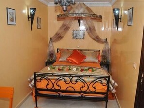 Apartment | Minibar, in-room safe, individually decorated, individually furnished