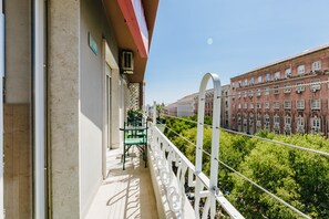 Shared Dormitory (9 Beds) | Balcony - Santos Hostel - Lisbon (Lisbon)