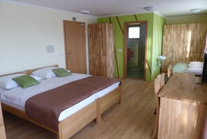 Habitación superior con 1 cama matrimonial o 2 individuales, balcón, vista a la montaña | Caja de seguridad en la habitación, escritorio y insonorización