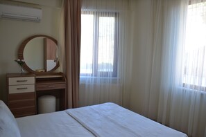 Leilighet, 2 soverom | Skrivebord, lydisolert, strykejern/-brett og barnesenger (inkludert)