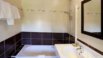 Deep-soaking bathtub, towels