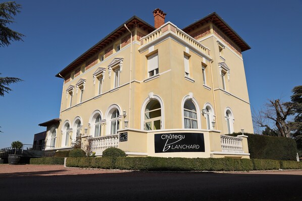 Property entrance - Hôtel le Château Blanchard (Chazelles-sur-Lyon)
