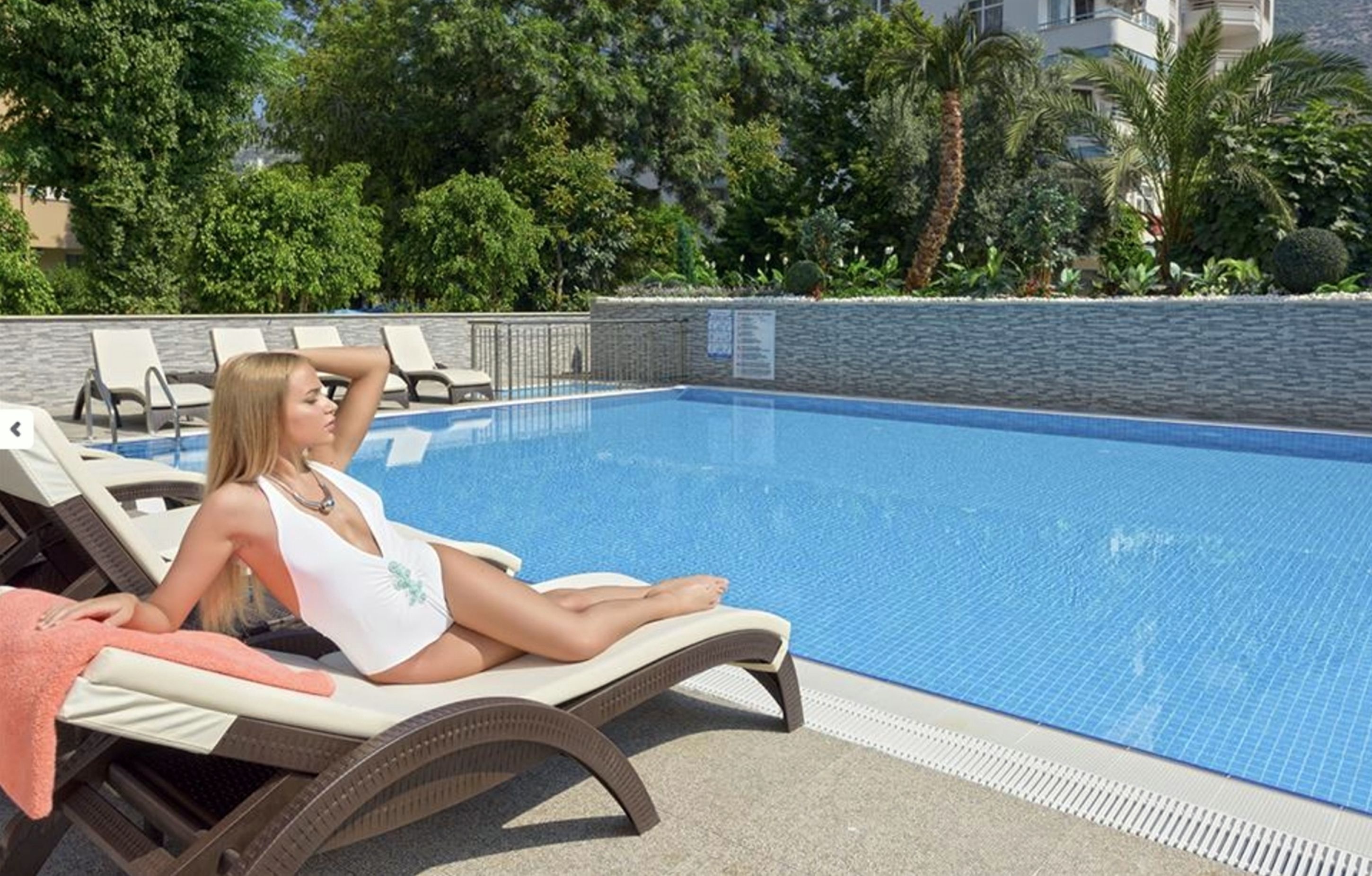 Außenpool, Sonnenschirme, Liegestühle