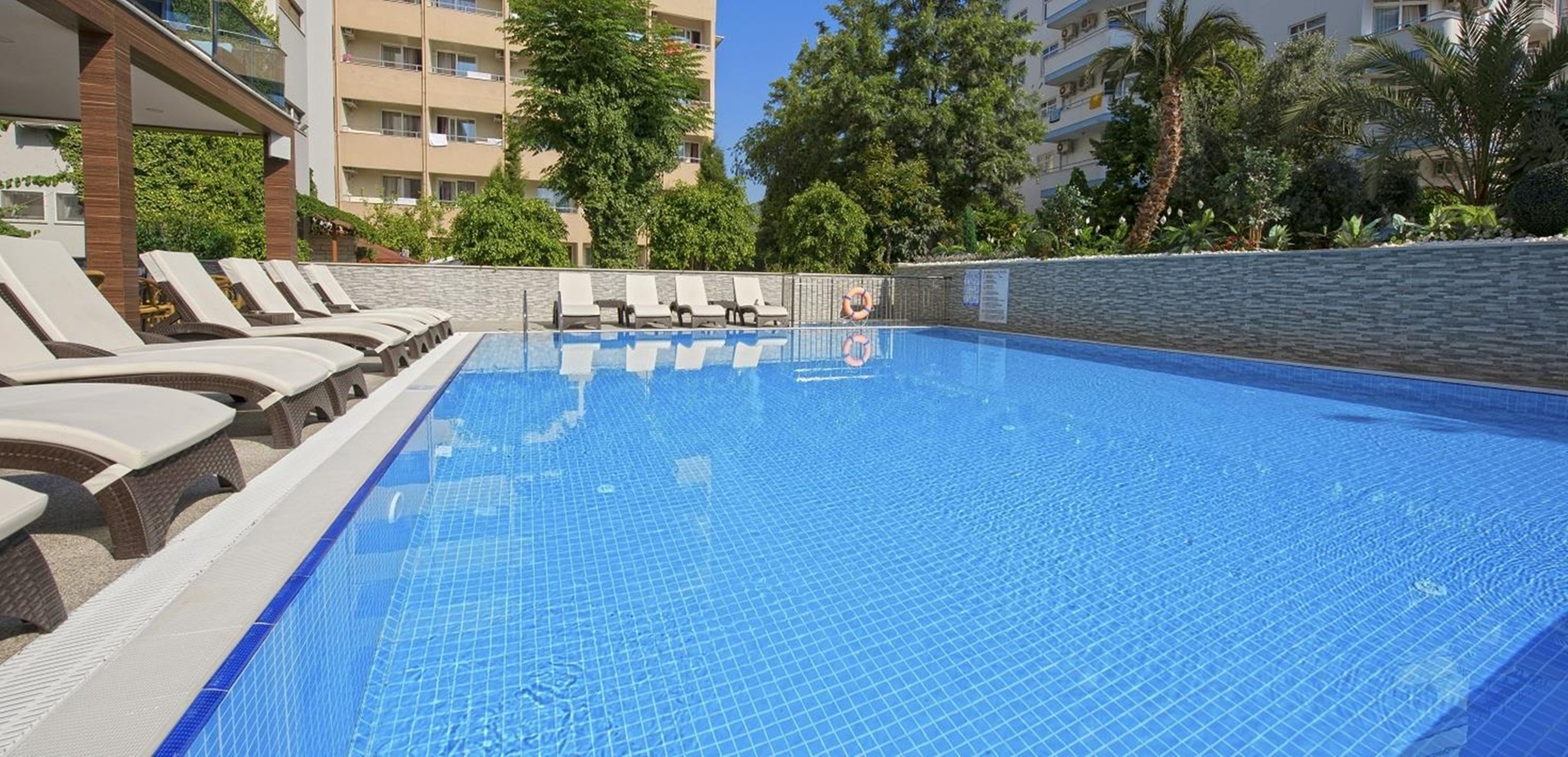 Piscina externa, guarda-sóis, espreguiçadeiras