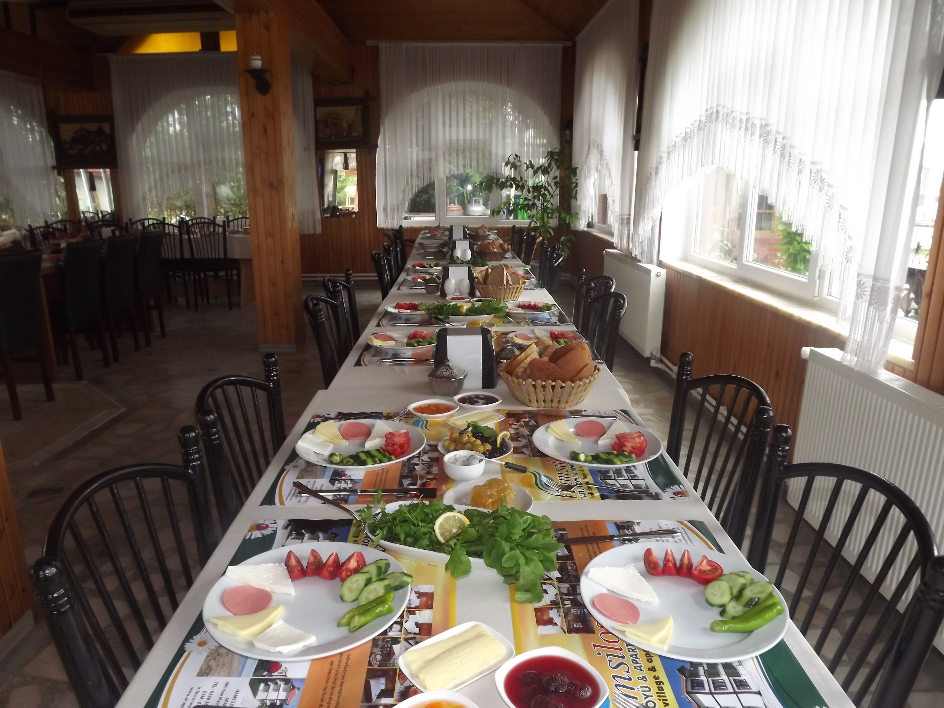 Der serveres morgenmad, frokost, aftensmad og brunch