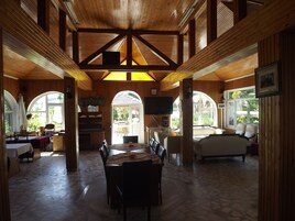 供应早餐、午餐和晚餐，土耳其菜