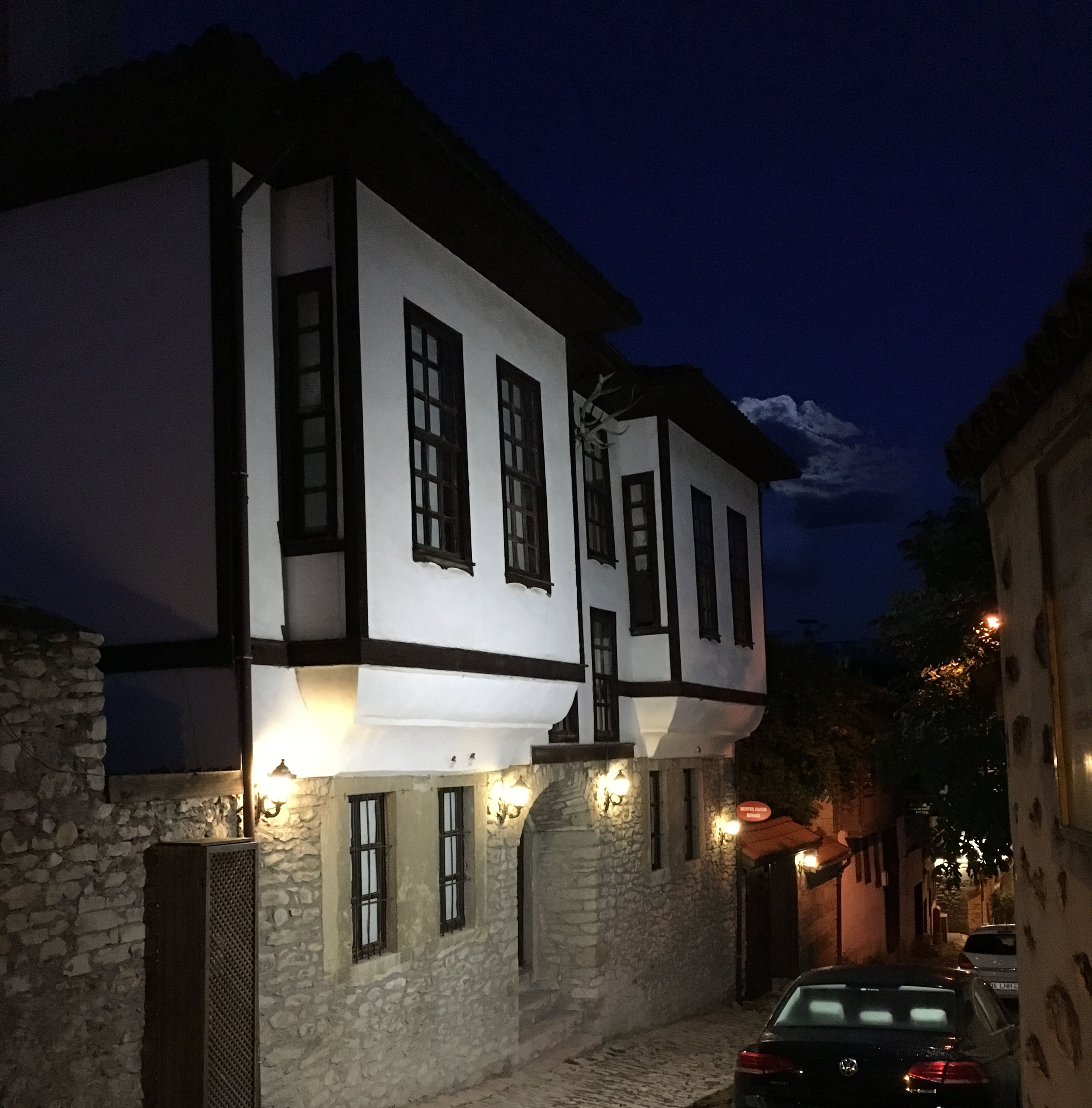 施設の正面 (日没後)