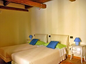 Escritorio, tabla de planchar con plancha, cunas y ropa de cama
