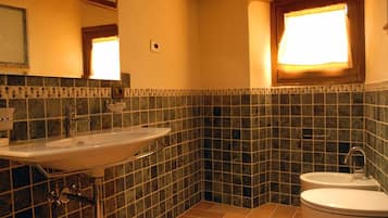 Suite, 1 letto queen, non fumatori, idromassaggio | Bagno | Set di cortesia gratuito, asciugacapelli, bidet, asciugamani