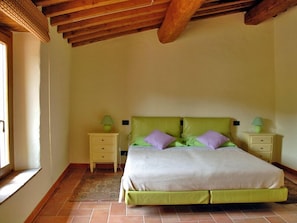 Habitación con 1 cama matrimonial o 2 individuales, para no fumadores | Escritorio, tabla de planchar con plancha, cunas y ropa de cama 