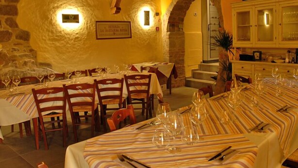 A restaurant with stone walls, wooden beams, and tables set for dining. - Thalassa Locanda B&B e Appartamento (Arcidosso)