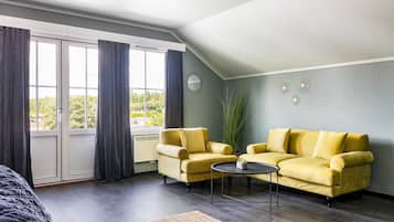 Family Room Deluxe | Desk, iron/ironing board, free WiFi, bed sheets