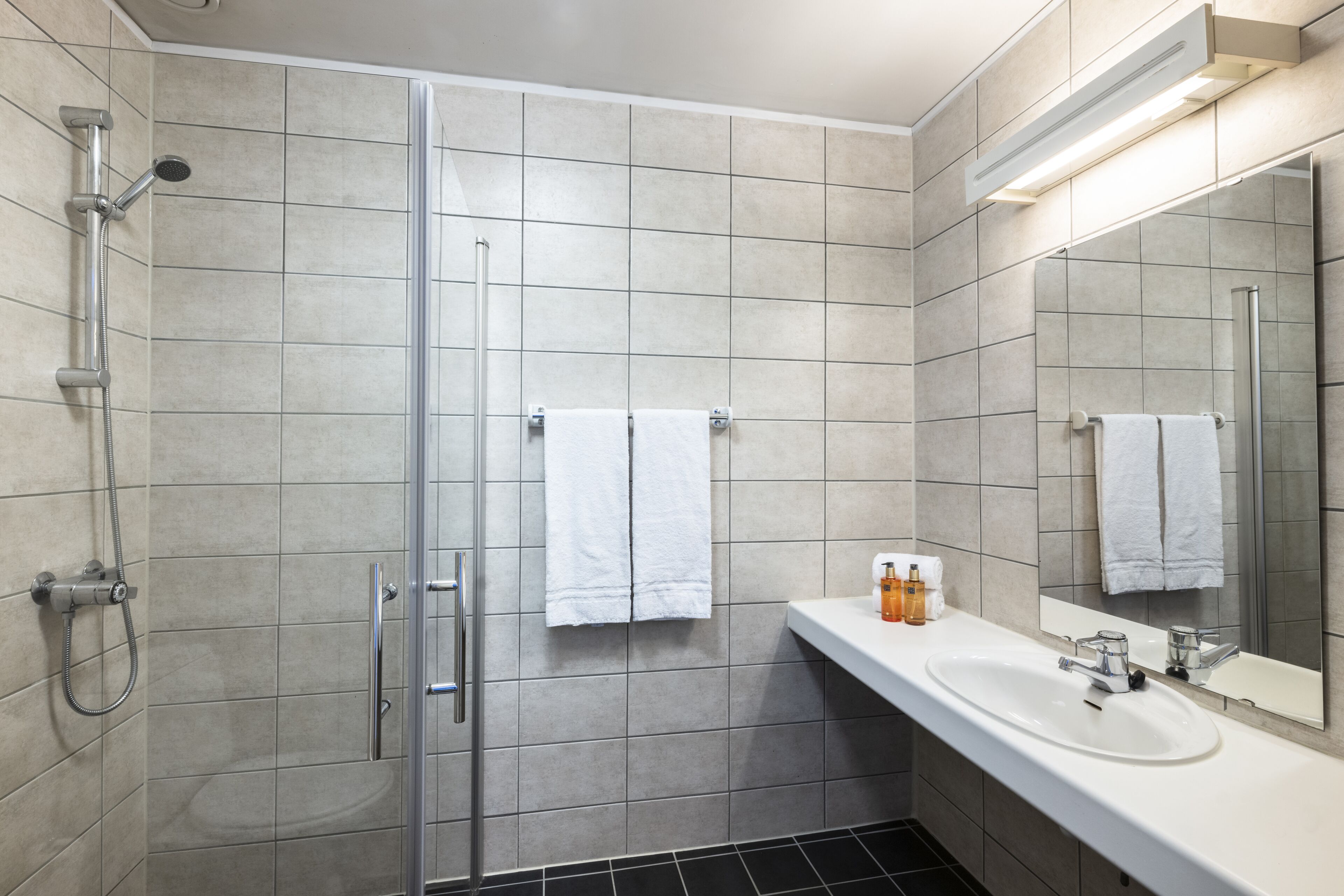 تجهيزات دش، مستلزمات للعناية الشخصية صديقة للبيئة، مجففات شعر، مناشف