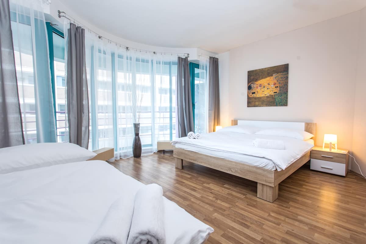 Blackout curtains, iron/ironing board, free cots/infant beds, free WiFi