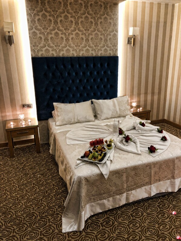 Suite | Minibar, in-room safe, desk, iron/ironing board