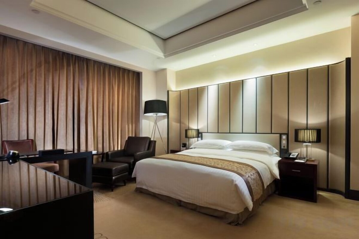 Minibar, in-room safe, rollaway beds, WiFi