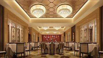 3 restaurants; breakfast, lunch, and dinner served