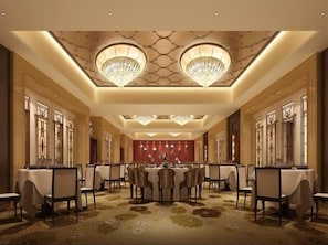 3 restaurants; breakfast, lunch, and dinner served