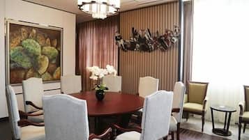 3 restaurants, breakfast, lunch, dinner served; Chinese cuisine