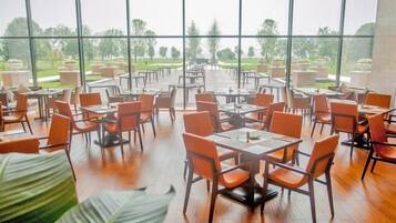 بوفيه فطور مقابل رسوم