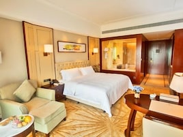 Minibar, caja de seguridad en la habitación y wifi