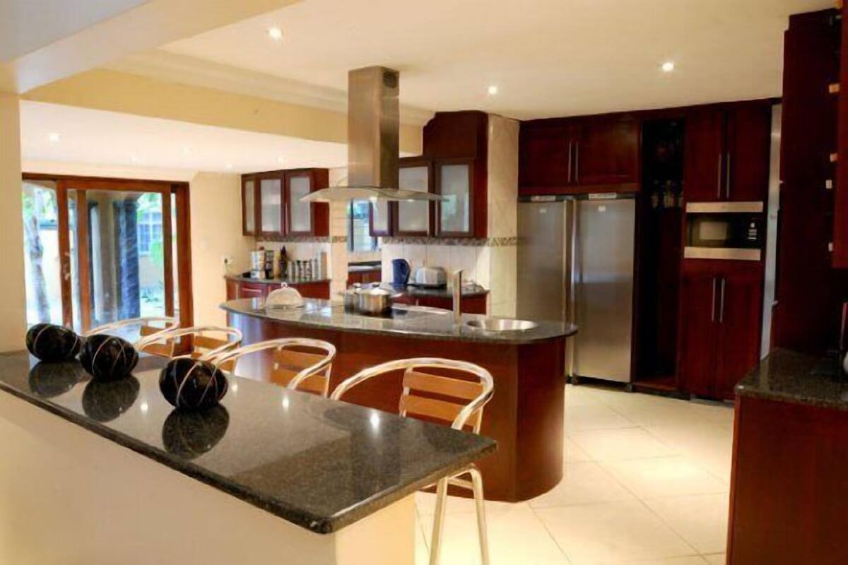 Luxury Apartment Seven 105 m2 | Makan dalam bilik