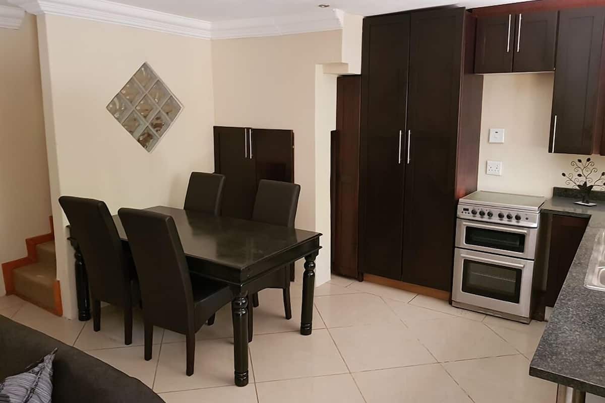 Luxury Apartment Three 145 M2 | Makan dalam bilik
