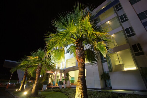 Voorkant accommodatie - avond/nacht