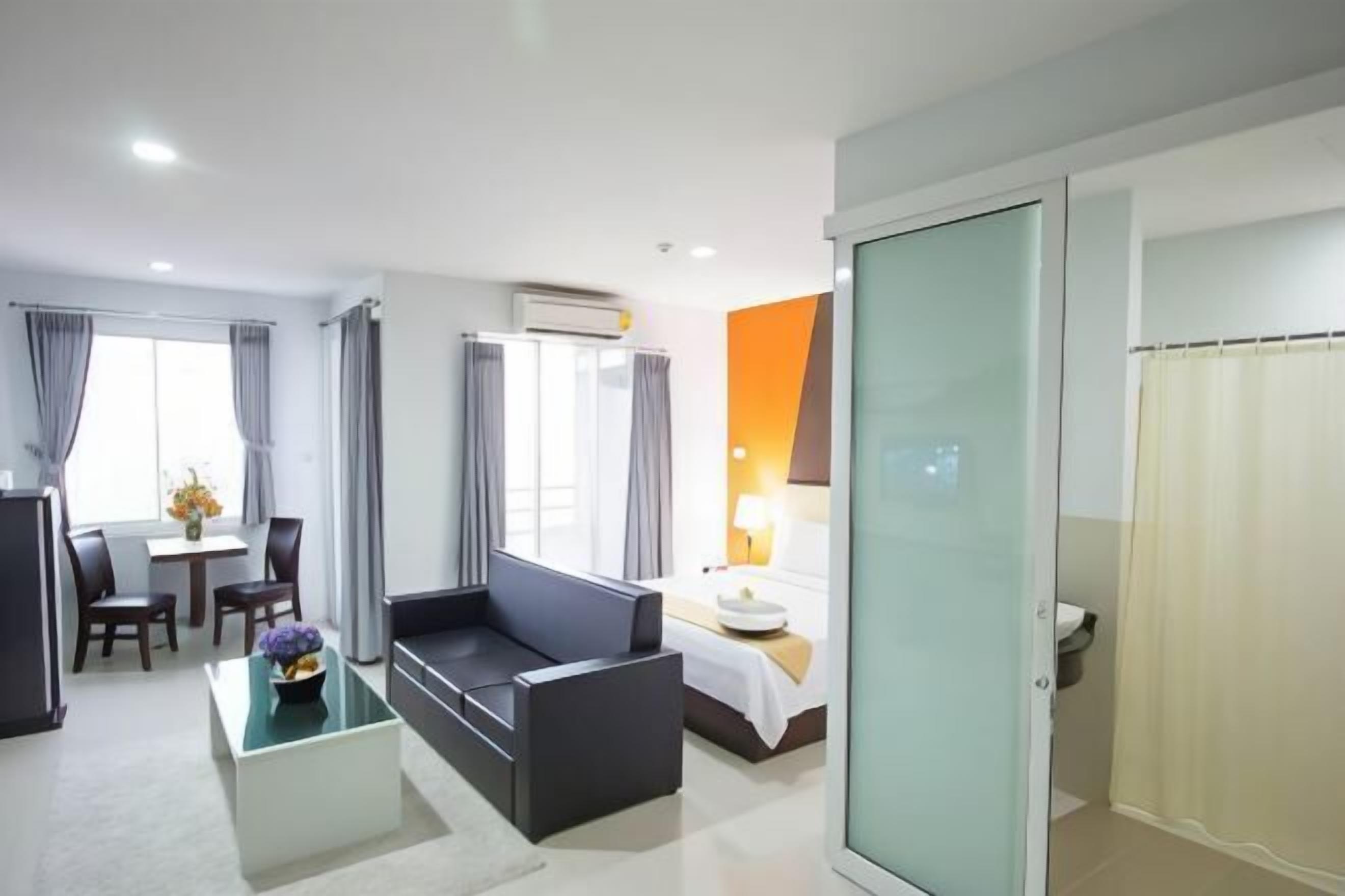 办公桌、遮光窗帘、折叠床/加床（额外收费）、免费 WiFi