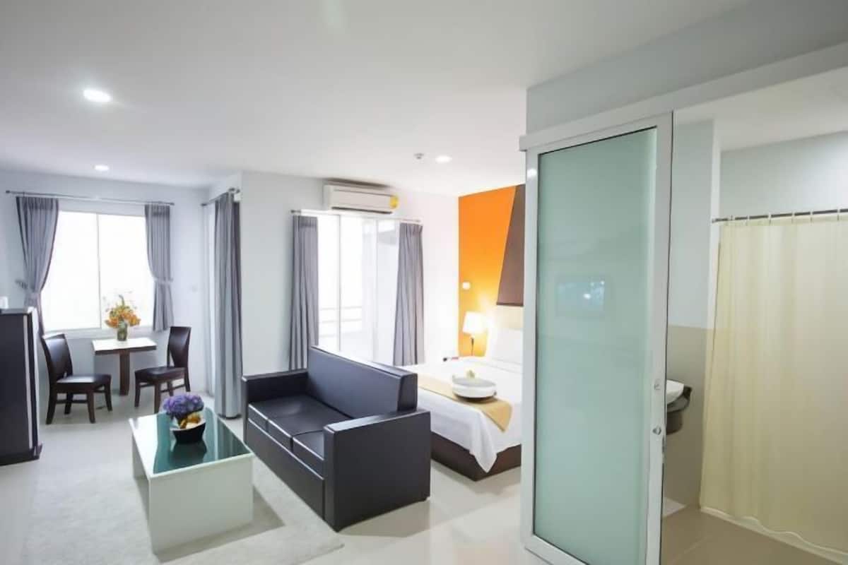 Escrivaninha, cortinas blackout, camas extras/dobráveis (sobretaxa)