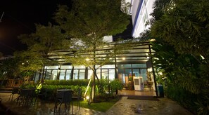 Voorkant accommodatie - avond/nacht