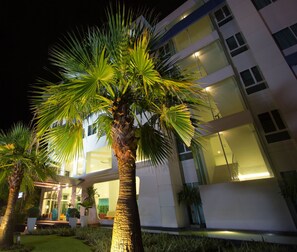 Fachada da propriedade à noite