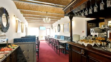 Dagelijks ontbijtbuffet (RON 47 per persoon)