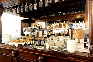 Dagelijks ontbijtbuffet (RON 47 per persoon)