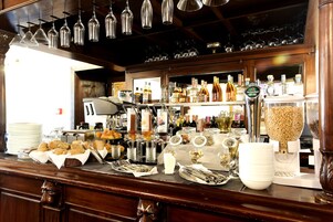 Desayuno buffet diario (RON 47 por persona)