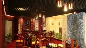 4 restauranter; severer morgenmad og lokale og internationale retter