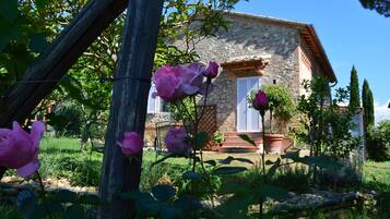 Double Room, Courtyard View | Desk, free WiFi, bed sheets