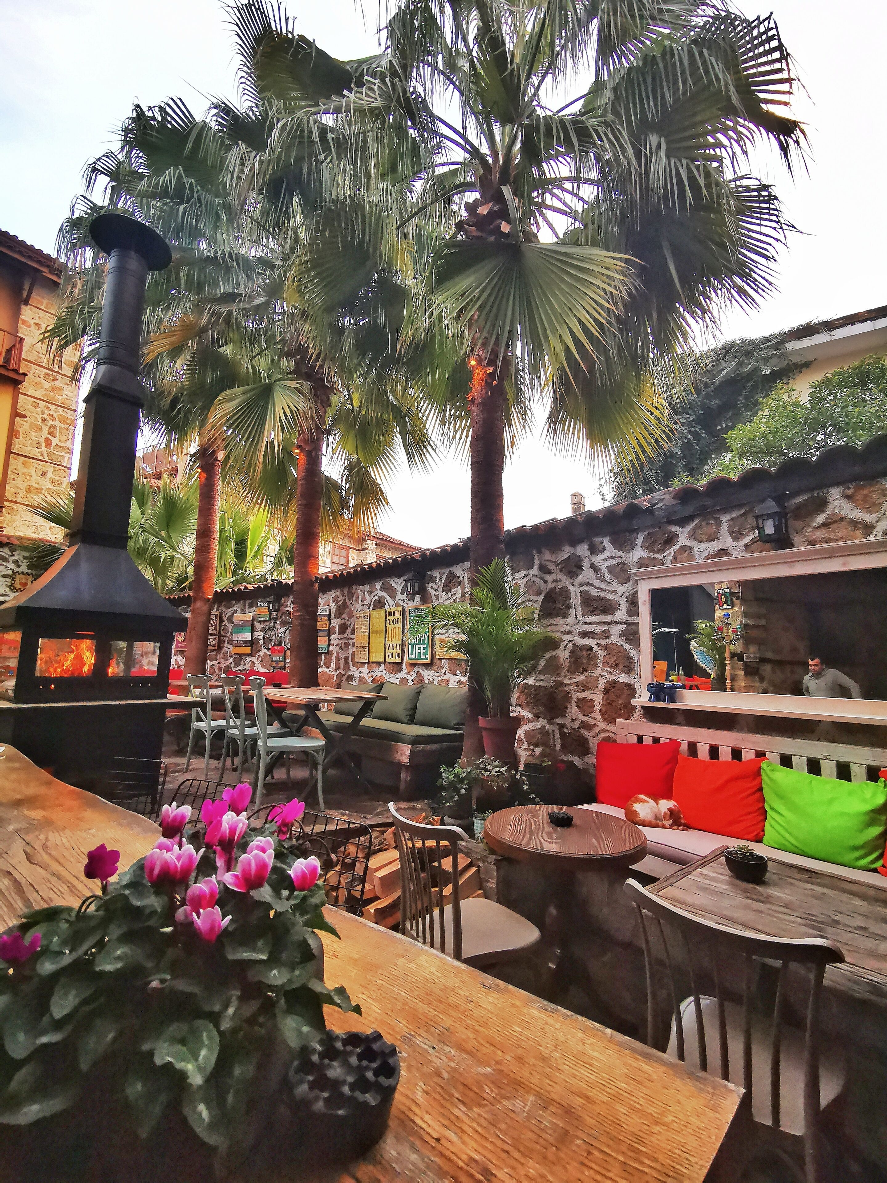 Se sirven desayunos, almuerzos y cenas; cocina italiana. Old House Pub Hotels