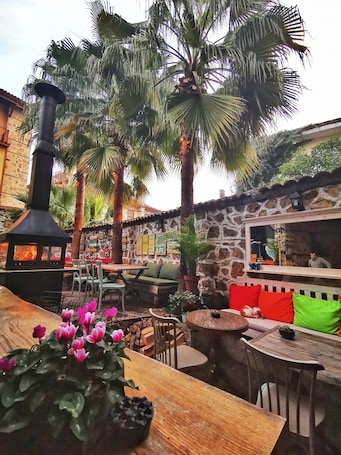 Se sirven desayunos, almuerzos y cenas; cocina italiana. Old House Pub Hotels