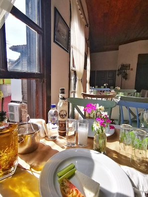 早餐，供應午餐和晚餐