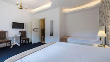 Triple Room | Individually decorated, desk, soundproofing, free WiFi
