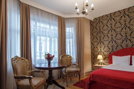 Suite, 2 Bedrooms | Individually decorated, desk, soundproofing, free WiFi