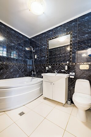 Triple Room | Bathroom | Shower, eco-friendly toiletries, hair dryer, towels